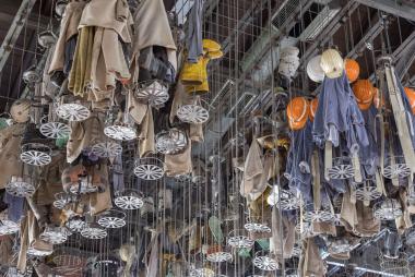 Kauenkörbe mit ehemaliger Bergarbeiterkleidung an der Decke der Waschkaue erinnern an die Betriebszeit der Zeche Zollern.<br>Foto: LWL/Harms