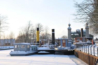 Einige der Museumsschiffe auf dem zugefrorenen Kanal.<br>Foto: LWL/Hudemann