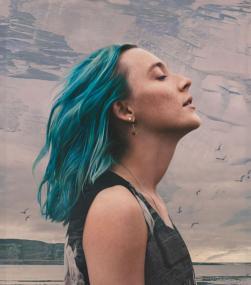 In der Filmreihe "Psyche und Film" wird am Mittwoch (22.1.) der Streifen "The Outrun" im Bambi-Filmkunstkino gezeigt. Saoirse Ronan ist Hauptdarstellerin in dem Streifen von Nora Fingscheidt.<br>Bild: © STUDIOCANAL / The Outrun Ltd.
