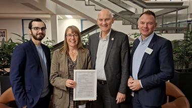 Die LWL-Klinik Dortmund ist weiterhin EMAS-zertifiziert. Auf dem Foto sind (v.l.): Umweltmanagement-Beauftragter Jan Engelbrecht, Umweltmanagement-Vertretung Birgit Malow, Umweltgutachter Bernhard Schwager und Abteilungsleiter Dienstleistungen Dirk Schuwerack.<br>Foto: LWL / Philipp Stenger