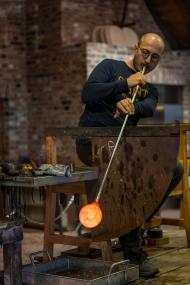 Glasdesigner Rejwan Toplu bei der Arbeit in der Produktion des LWL-Museums Glashütte Gernheim.<br>Foto: LWL / Philipp Harms