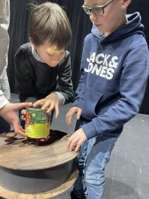 Eine Tastführung ermöglichte es den blinden Schüler:innen, das Bühnenbild und die Requisiten vor der Aufführung zu erkunden.<br>Foto: LWL/Andreas Liebald