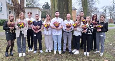Zwölf Auszubildende der LWL-Pflegeschule Dortmund haben das Examen bestanden und sind nun Pflegefachfrauen und Pflegefachmänner.<br>Foto: LWL / Philipp Stenger