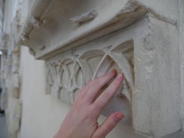 Dem Klosteralltag nachspüren: Beim inklusiven Rundgang durch den mittelalterlichen Kreuzgang und Kirche erleben die Teilnehmerinnen und Teilnehmer die Architektur des ehemaligen Klosters Dalheim neu.<br>Foto: LWL/Katharina Kruck
