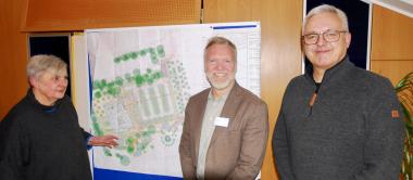 Erläuterten die Pläne für den Neubau des Gerontopsychiatrischen Zentrums der LWL-Klinik Herten: (v.l.) Ilona Leichsenring, Garten- und Landschaftsplanerin, Thomas Job, Kaufmännischer Direktor der LWL-Klinik Herten, und Jörg Hauff, zuständig für Bau und Technik der LWL-Klinik Herten.<br>Bild: LWL/Thorsten Fechtner