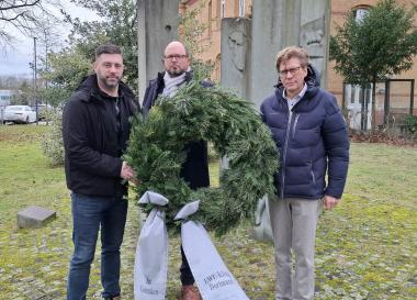 Die Betriebsleitung der LWL-Klinik Dortmund legte einen Kranz nieder: (v.l.) Jan Bieder (stellvertretender Pflegedirektor), Prof. Dr. Jens Bothe (Kaufmännischer Direktor) und Prof. Dr. Hans-Jörg Assion (Ärztlicher Direktor).<br>Foto: LWL / Philipp Stenger