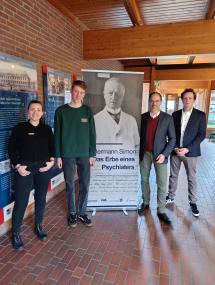 Zur Eröffnung der Hermann-Simon-Ausstellung im LWL-Klinikum Gütersloh: (v.l.) Julia Kuklik, (Leiterin des Stadtarchives Gütersloh), Lasse Stoevesandt, der die Ausstellung konzipiert hat, Jan Hendrik Unger (Kaufmännischer Direktor LWL-Klinikum Gütersloh & LWL-Klinik Paderborn) und Christian Dresmann (Mitarbeiter Presse- und Öffentlichkeitsarbeit LWL-Klinikum Gütersloh & LWL-Klinik Paderborn).<br>Foto: LWL / Anna Brockmeyer