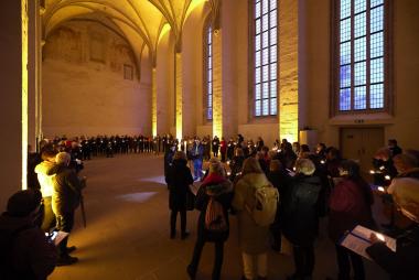 Bei einem gemeinsamen Gottesdienst feiert die Arbeitsgruppe "Alternative Gottesdienste" des Pastoralen Raums Wünnenberg-Lichtenau, dem Meerhofer Chor "Sing & Swing" und den Museumsgästen den traditionellen Abschluss der Weihnachtszeit.<br>Foto: LWL/Philipp Fölting