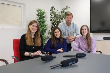 Das Podcast-Team freut sich über die spannenden Folgen des Podcasts "Seelenstruggle", der nun startet. Von links: Alexandra Hekel (Leiterin Marketing & Unternehmenskommunikation Regionales Netz Hamm, Marl, Dortmund), Davina Hahn (Psychologin in der LWL-Universitätsklinik Hamm), Radiomoderator Kai Klüting und Laura Derks (Kinder- und Jugendlichenpsychotherapeutin der LWL-Universitätsklinik Hamm).<br>Foto: LWL/Scheefeldt