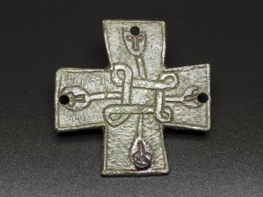 Dieser massive Knotenkreuzbeschlag aus Borken stammt aus dem 8. Jahrhundert und vereint traditionelle und christliche Symbolik. Was es mit ihm auf sich hat, erfahren Besuchende ab dem 16. Mai in der Sonderausstellung "775 - Westfalen. Die Ausstellung" im LWL-Museum in der Kaiserpfalz in Paderborn.<br>Foto: LWL/Brentführer