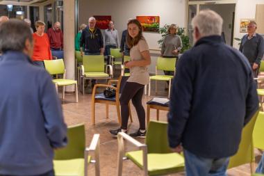 Gesundheits- und Krankenpflegerin Lisa Damian zeigt den Mitgliedern der Sportgruppe Übungen, die gezielt dazu beitragen das Sturzrisikio zu verringern.<br>Foto: LWL / Sallermann