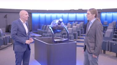 Dr. Georg Lunemann (links), Direktor des LWL, bekommt von Planetariumsleiter Dr. Tobias Jogler einen Blick hinter die Kulissen des LWL-Planetariums.<br>Foto: LWL