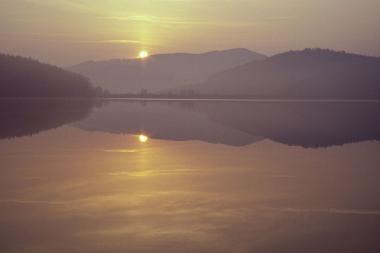 Sonnenaufgang am Hennesee bei Meschede, 1999.<br>Foto: LWL-Medienzentrum für Westfalen/Georg Hennecke