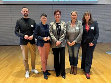 Jan Pöter (Fachberatung Netzwerke Kinderschutz LWL), NRW-Kinder- und Jugendministerin Josefine Paul, LWL-Jugenddezernentin Birgit Westers, Elke Danullis (Netzwerkkoordination Kreis Düren) und Annett Vollmer (Fachberatung Netzwerke Kinderschutz LVR) vor der Veranstaltung in Dortmund.<br>Foto: LWL/Rebecca Dunker