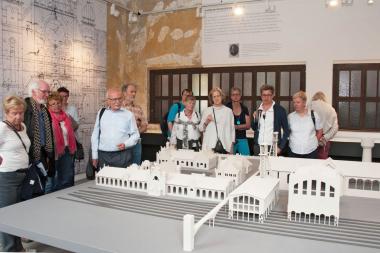 Thomas Parent erkundet mit den Teilnehmerinnen und Teilnehmer der Führung am Sonntag die preußischen Spuren der Zechengeschichte.<br>Foto: LWL / Annette Hudemann 