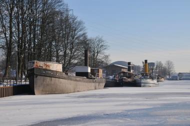 Einige der Museumsschiffe auf dem zugefrorenen Kanal.<br>Foto: LWL/Hudemann