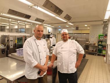 Küchenleiter Marcel Ritter (l.) mit seinem einstigen Praktikanten und neuen Mitarbeiter Michael R.<br>Foto: LWL/Brockmeyer