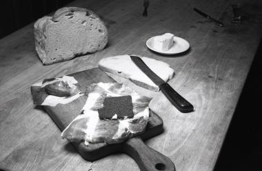 Durch den Stuten neben der Brotzeitplatte ist offensichtlich noch keine:r gekrochen.<br>Foto: LWL/Dr. Herwig Happe