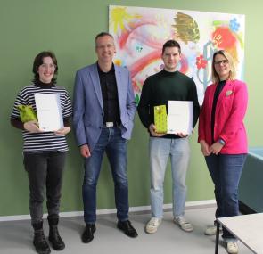 von links Celine Ufer, Hans-Peter Tappe, Kaufmännischer Direktor der LWL-Einrichtungen Marsberg, Fabio Aßhauer und Anna Menting, stellv. Personalleitung.<br>Foto: LWL/Julia Hollwedel