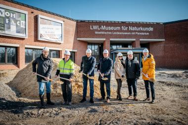 v.l.n.r.: Museumsdirektor Dr. Jan Ole Kriegs, der technische Betriebsleiter Bau- und Liegenschaftsbetrieb Matthias Gundler, der Direktor des LWL Dr. Georg Lunemann, der Vorsitzende der LWL-Landschaftsversammlung, Klaus Baumann sowie LWL-Kulturdezernentin Dr. Barbara Rüschoff-Parzinger, LWL-Baudezernent Urs Fabian Frigger und Kilian Kresing von Kresings Architekturbüro.<br>Foto: LWL/Steinweg