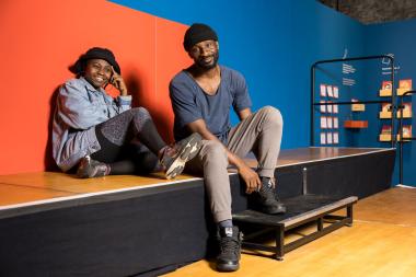 Gifty Wiafe und Emmanuel Edoror gestalten die Performance-Führungen in der Ausstellung "Das ist kolonial." Im LWL-Museum Zeche Zollern.<br>Foto: LWL / Philipp Harms