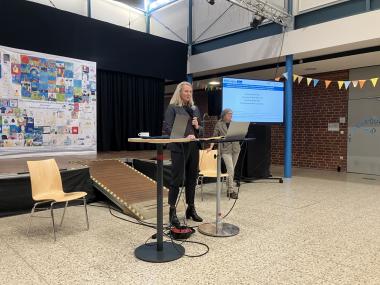Birgit Neyer, Erste Landesrätin und Kämmerin des LWL, begrüßte die Anwesenden des Auftaktworkshops in der Aula der LWL-Schule am Haus Langendreer in Bochum.&lt;br&gt;Foto LWL 