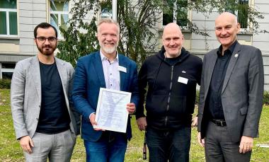 Erfolgreich geprüft: Der Kaufmännische Direktor Thomas Job freut sich gemeinsam mit dem Umweltmanagementbeauftragten Jan Engelbrecht (2. von rechts) und dem internen EMAS-Koordinator Arno Mikkin über das Zertifikat aus den Händen von Umweltgutachter Bernhard Schwager (ganz rechts). <br>Foto: LWL/Rosa Sommer