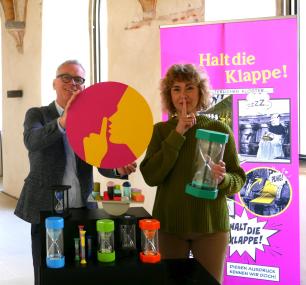 Pssst: Kulturvermittlerin Dr. Christiane Wabinksi und Museumsleiter Ingo Grabowsky laden dazu ein, am Tag des Schweigens auf Worte zu verzichten. <br>Foto: LWL/Alexandra Buterus