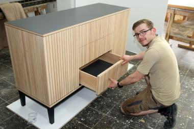 Das Meisterstück "Sideboard mit Geschichte" aus dem Holz der Rotbuche im Innenhof der Klinik wird im Klinikneubau einen besonderen Platz erhalten.<br>Foto: LWL/Jutta Westerkamp
