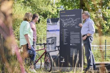Herbert Niewerth (rechts) leitet die Radtour ins Münsterland.<br>Foto: LWL/ Julia Gehrmann
