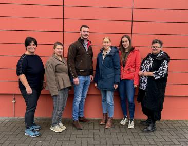 Die Besucher:innen mit Gabriele Wacker (ganz rechts) vor dem Pflegezentrum.<br>Foto: LWL/ Diana Emmerich