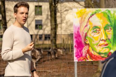 Oliver Schäfer vor dem Portrait von Jane Goodall, welches am Rehgehege auf dem Klinikgelände in Gütersloh platziert wurde.<br>Foto: LWL/Sallermann