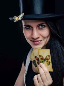 Zara Finjell zaubert für Kinder und Erwachsene.<br>Foto: Zara Finjell