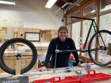 Hier entsteht ein Lastenfahrrad, das aus zwei verschiedenen alten Fahrrädern montiert wird. Stefan Gilles, Ergotherapeut in der LWL-Universitätsklinik Hamm, betreut das Projekt in der Arbeitstrainings-Werkstatt.<br>Foto: LWL/Suilmann