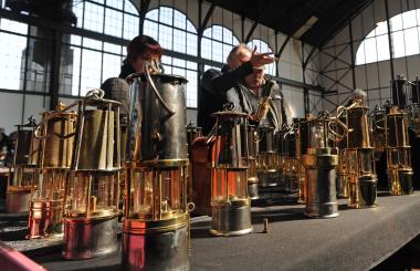Das Angebot der Grubenlampenbörse Sonntag auf der Zeche Zollern wird manches Sammlerherz höher schlagen lassen.&lt;br&gt;Foto: LWL / Appelhans 