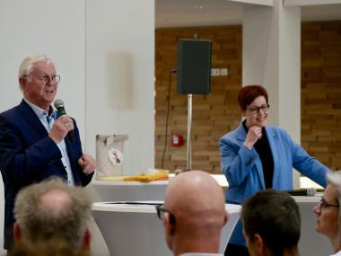 Der Vorsitzende der LWL-Landschaftsversammlung, Klaus Baumann (links) und LWL-Schuldezernentin Birgit Westers (rechts) begrüßen die Gäste feierlich zur Abschlussveranstaltung.<br>Foto: LWL / Julia Hoffmann