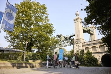 Herbert Niewerth begleitet die Teilnehmerinnen und Teilnehmer bei der Radtour durch den Schleusenpark Waltrop.<br>Foto: LWL / Julia Gehrmann
