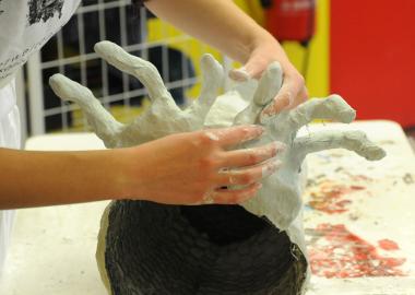 Aus verschiedenen Materialien können Kinder gemeinsam mit Künstlerin Almut Rybarsch-Tarry in einem Ferienworkshop auf der Zeche Hannover in Bochum übergroße Insekten basteln.<br>Foto: LWL / Jürgen A. Appelhans