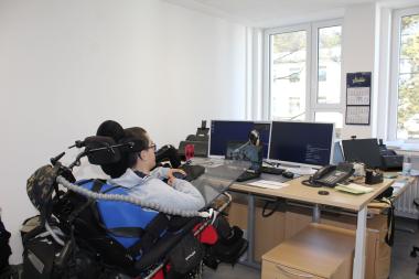 Alles im Blick: Daniel Kalthoff steuert den Laptop mit den Augen.<br>Foto: LWL