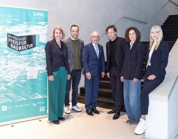 Auslober und Förderer:  v.l. Melanie Kloth, Leiterin des Referats "Wohnungsmarkt & Strategie", NRW.BANK, Johannes Beusker, Leiter Marketing und Produktmanagement, Klinkerwerk Hagemeister, Prof. Dr. Bernd Andrick, Vorstandsmitglied der Ernsting Kunst- und Kulturstiftung, Stefan Rethfeld, LWL-Denkmalpflege, Landschafts- und Baukultur in Westfalen, Dr. Christina Hagemeister, Geschäftsführerin, Klinkerwerk Hagemeister und LWL-Kulturdezernentin Dr. Barbara Rüschoff-Parzinger<br>Foto: Markus Bomholt