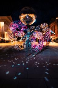 Verena Rau ist zweifache Deutsche Meisterin in Technischem Jonglieren und wird in der Museumsnacht ihre Mirror Suit LED Show präsentieren. © Photoartist Nils Bähr