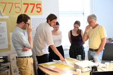 Das Projektteam der Westfalen-Ausstellung im Gespräch mit dem Ausstellungsgestalter Dominik Kolm, Geschäftsführer der filamente GmbH. Von links nach rechts: Lars Wolfram, Dominik Kolm, Anne Karl, Johanna Hersh und Martin Kroker.<br>Foto: LWL/Bacar