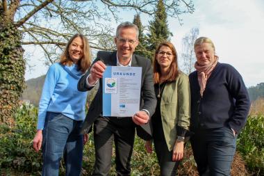 Silvia Schümann, stellv. Kaufmännische Direktorin der LWL-Einrichtungen Marsberg, Hans-Peter Tappe, Kaufmännischer Direktor der LWL-Einrichtungen Marsberg, Nadine Sarno, Stabsstelle LWL-Wohnverbund und LWL-Pflegezentrum und Eveline Löseke, Beauftragte für Qualitätsmanagement LWL-Klinikum Marsberg, freuen sich über die EMAS-Zertifizierung.&lt;br&gt;Foto: LWL/Julia Hollwedel 