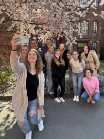 Haben selber Freude am Umgang mit dem Smartphone. Die Arbeitsgruppe Digitale Teilhabe beim Selfie-Shooting.<br>Bild: LWL