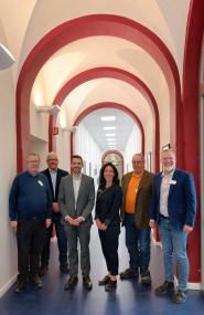 Unternahmen einen Rundgang durch das LWL-Universitätsklinikum Bochum (v.l.): Prof. Dr. Georg Juckel (Ärztlicher Direktor), Bernd Kurse (stellv. Kaufmännischer Direktor), Dr. Emanuel Wiggerich (LWL-Krankenhausdezernent), Andrea Marie Kleditzsch (Pflegedirektorin), Dr. Knut Hoffmann (stellv. Ärztlicher Direktor), Thomas Job (Kaufmännischer Direktor).<br>Bild: LWL/Rosa Sommer