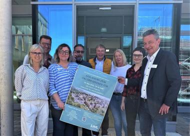 Mitarbeiterinnen und Mitarbeiter haben ein informatives und buntes Programm zusammengestellt und freuen sich auf viele Besucher:innen am Tag der offenen Tür (v.l.): Mechthild Bischop, Stephan Bögershausen, Andrea Beckmann, Michael Pastalatzis, Helmut Gesmann, Marion Konermann, Dr. Rebekka Breustedt und Dr. Christoph Theiling.<br>Foto: LWL