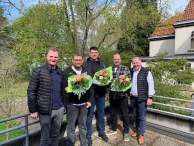 Pflegedirektor Stephan Deimel (r.) und Lars Röttgen (l.), Pflegedienstleiter der Abteilung für Klinische Psychiatrie, gratulieren den frischgebackenen Bachelor-Absolventen (M: v.l.) Kevin Frassek, Marius Mester und Daniel Bange zum erfolgreichen Studienabschluss.<br>Foto: LWL