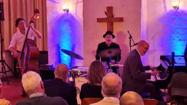 Neben Frank Muschalle (Klavier) standen seine Musiker-Kollegen Dirk Engelmeyer (Schlagzeug/Gesang) und Matthias Klüter (Kontrabass) auf der Bühne.&lt;br&gt;Foto: LWL/Philipp Stenger 