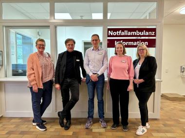 Das Team der Notfallambulanz der LWL-Klinik Lippstadt: (v.l.) Pflegerische Leitung Angelika Nachtegaal, Ärztlicher Direktor Prof. Dr. med. Bottlender, Oberarzt Dominik Minkus, Medizinische Fachangestellte Martina Rademacher und Christina von Strohe.&lt;br&gt;Bild: LWL/ Enrica Gore 