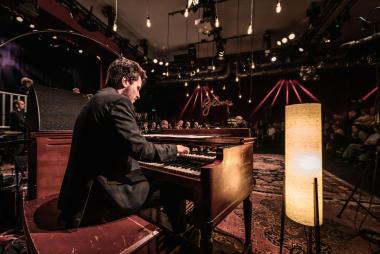 Der Musiker Simon Oslender tritt mit der WDR Big Band am Donnerstag (22.5.) um 20 Uhr im Rahmen des WDR Jazzpreises im LWL-Museum für Kunst und Kultur auf.&lt;br&gt;Foto: WDR Wiesen 